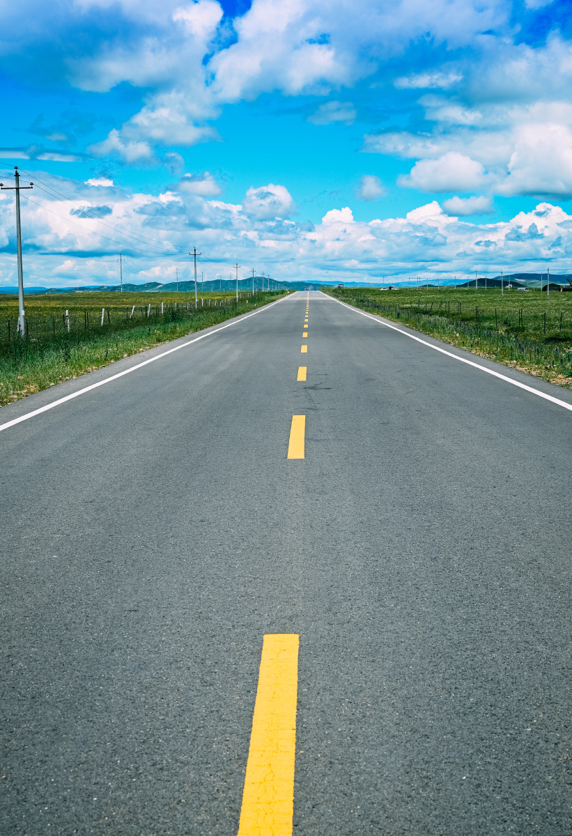若尔盖大草原笔直的公路