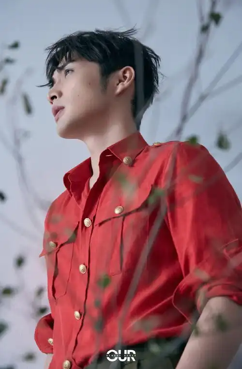 简介:张彬彬红衬衫休闲风写真图片,分享一组张彬彬图片给大家,图中的