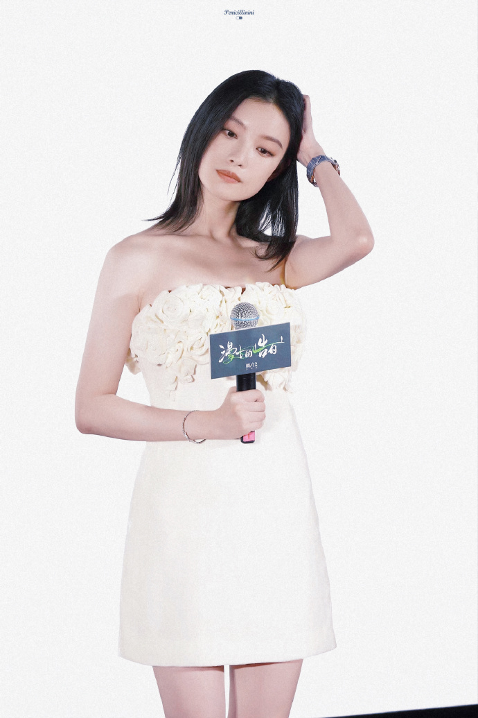 倪妮白色玫瑰抹胸短裙##漫长的告白首映