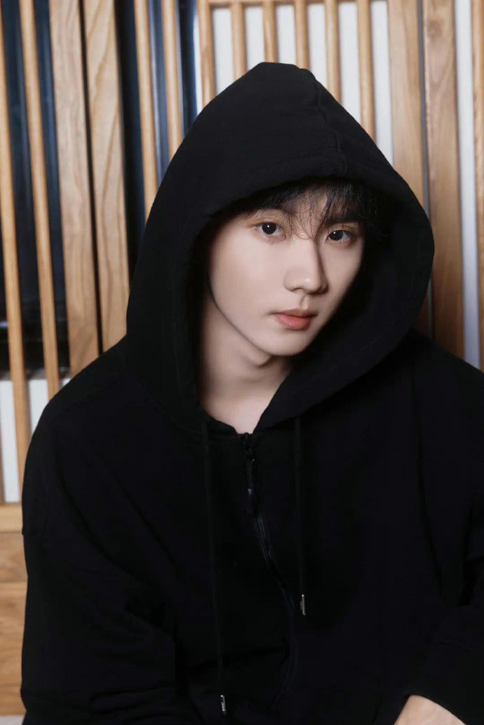 马嘉祺黑色连帽衫##马嘉祺眼神压迫感