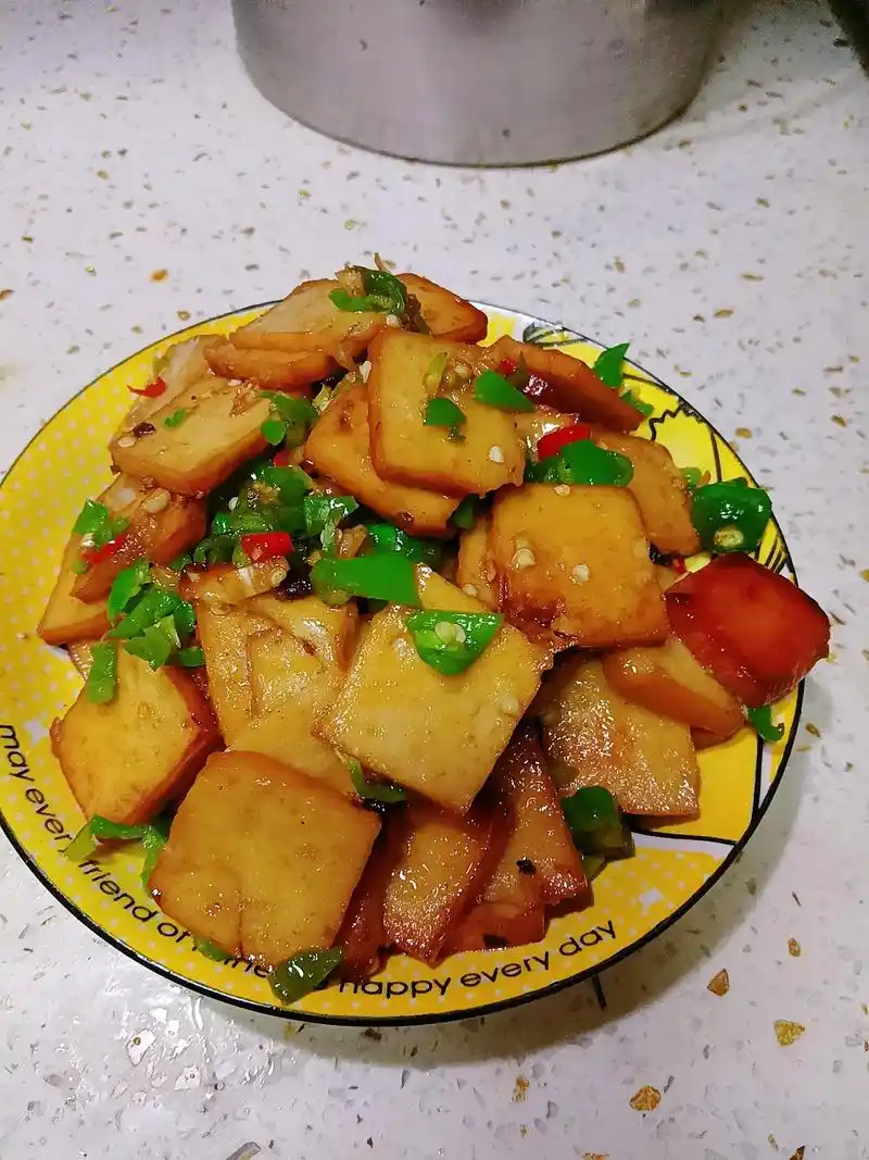 辣椒炒鱼豆腐.食材:鱼豆腐【6元一根】,小米椒,青椒,大蒜子 - 抖音