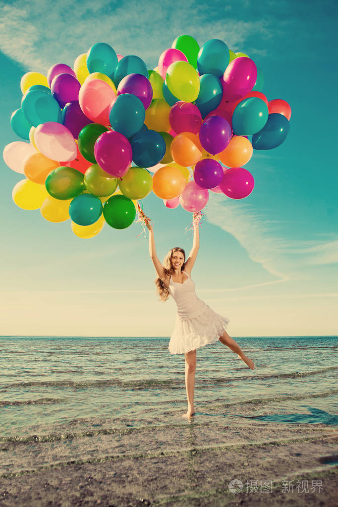 积极的女孩对自然. 微笑的女人在户外享受.