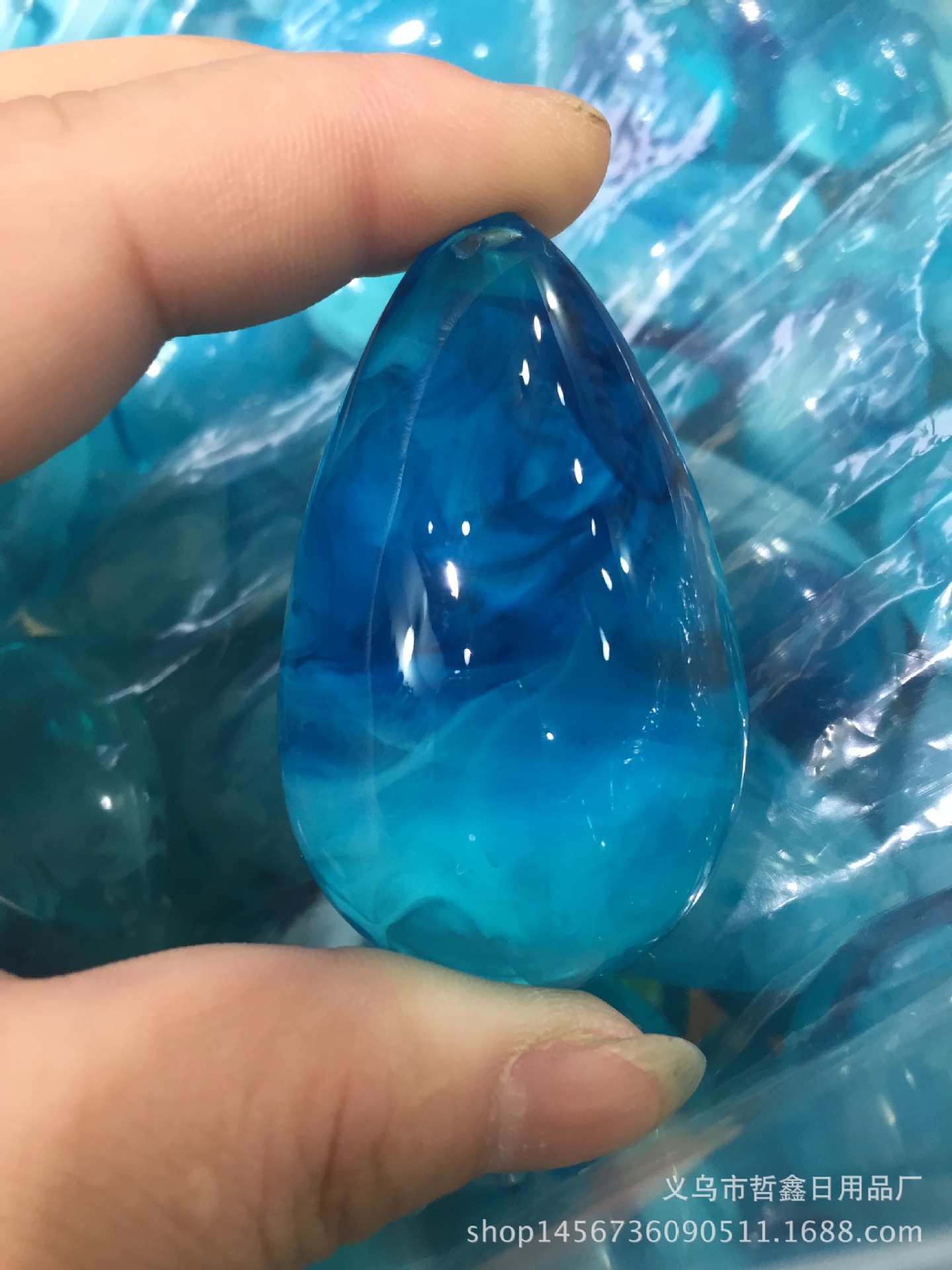 二代荧光浮水琥珀蜜蜡展会地摊景点蓝云蜜吊坠工厂批发零售