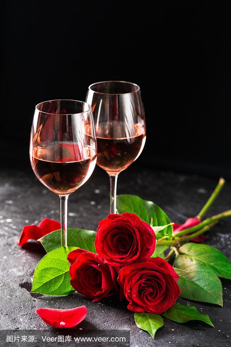 两杯玫瑰葡萄酒的婚礼,情人节,爱的生日庆典在黑暗的背景