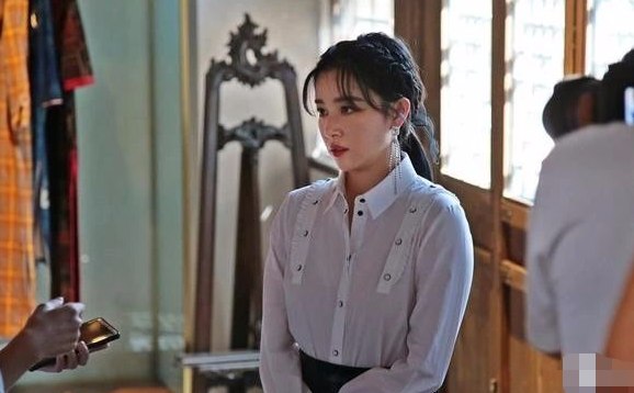 关晓彤阚清子现身郑州电影小镇,民国装扮参与"遇见郑州"mv拍摄