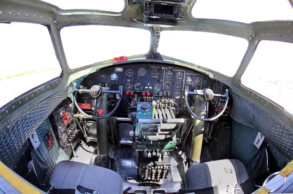 走进b-17g轰炸机内部"感伤之旅"展示隐秘空间