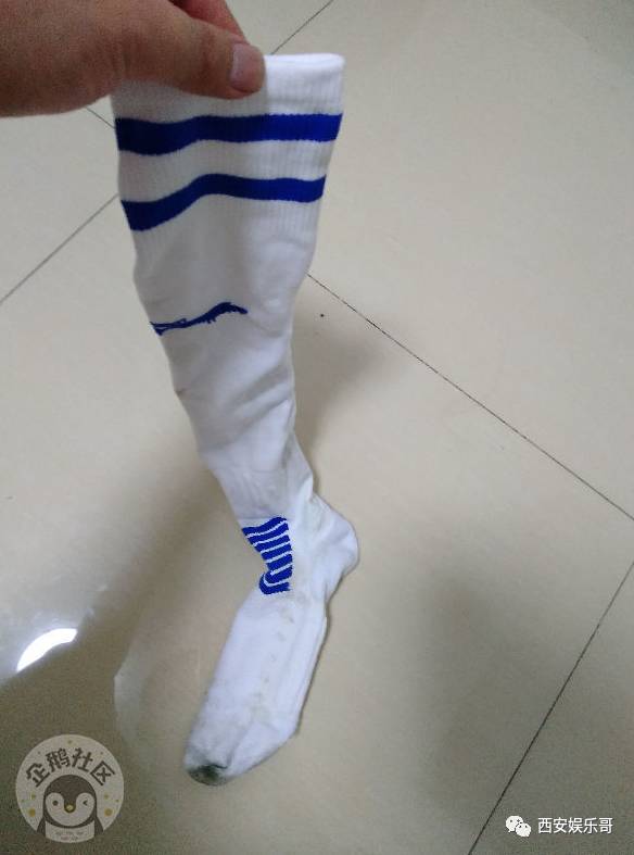 对于不懂足球的妹纸们来说,这的确只是一个外国老爷们的臭袜子!