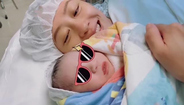 应采儿自从生下二胎后,把越来越多的精力都放在了孩子们的身上,几乎没