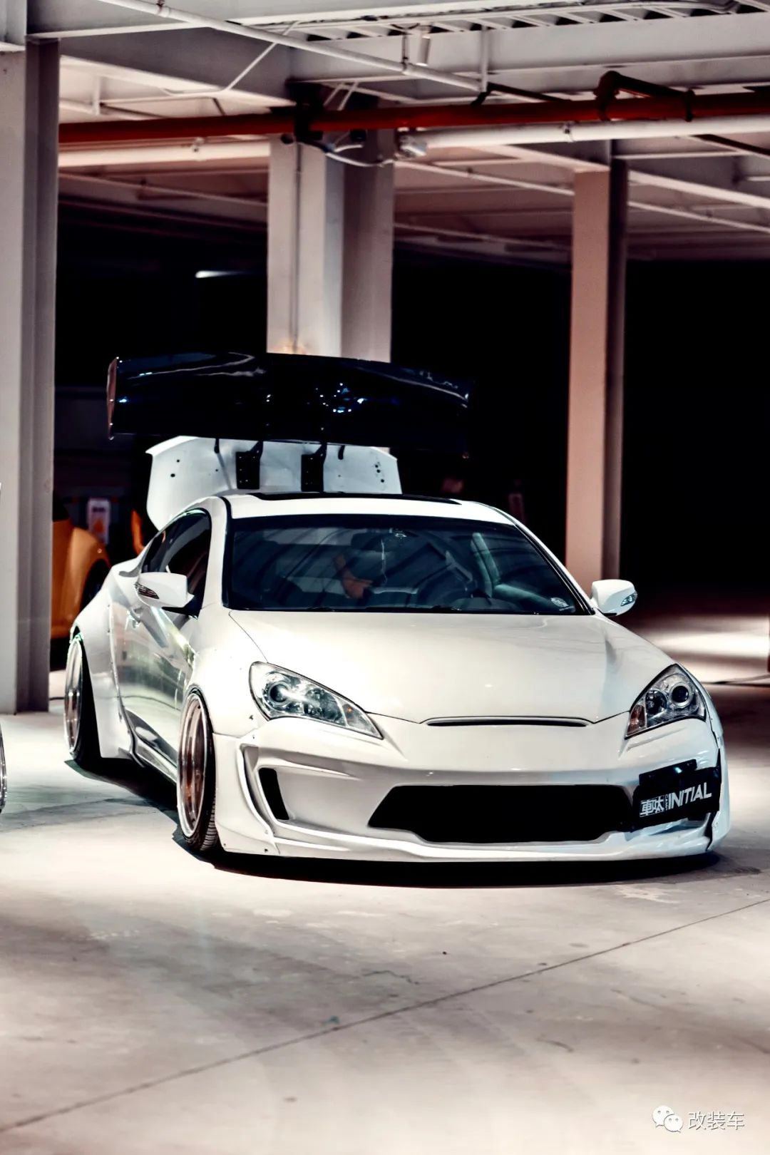 宽体姿态风的劳恩斯酷派,不知道小姐姐们会不会上这辆跑车呢?