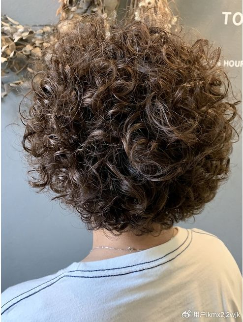 女人过了50岁,剪短发烫一烫就对了,洋气又时尚