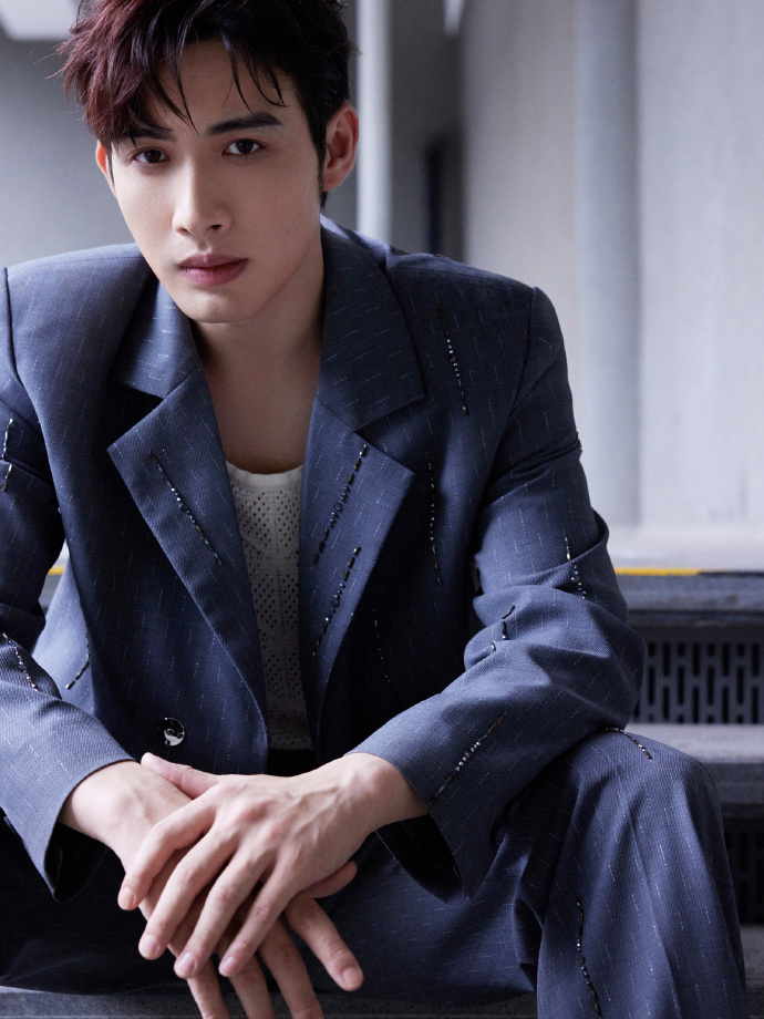 张彬彬西装男大反手投篮