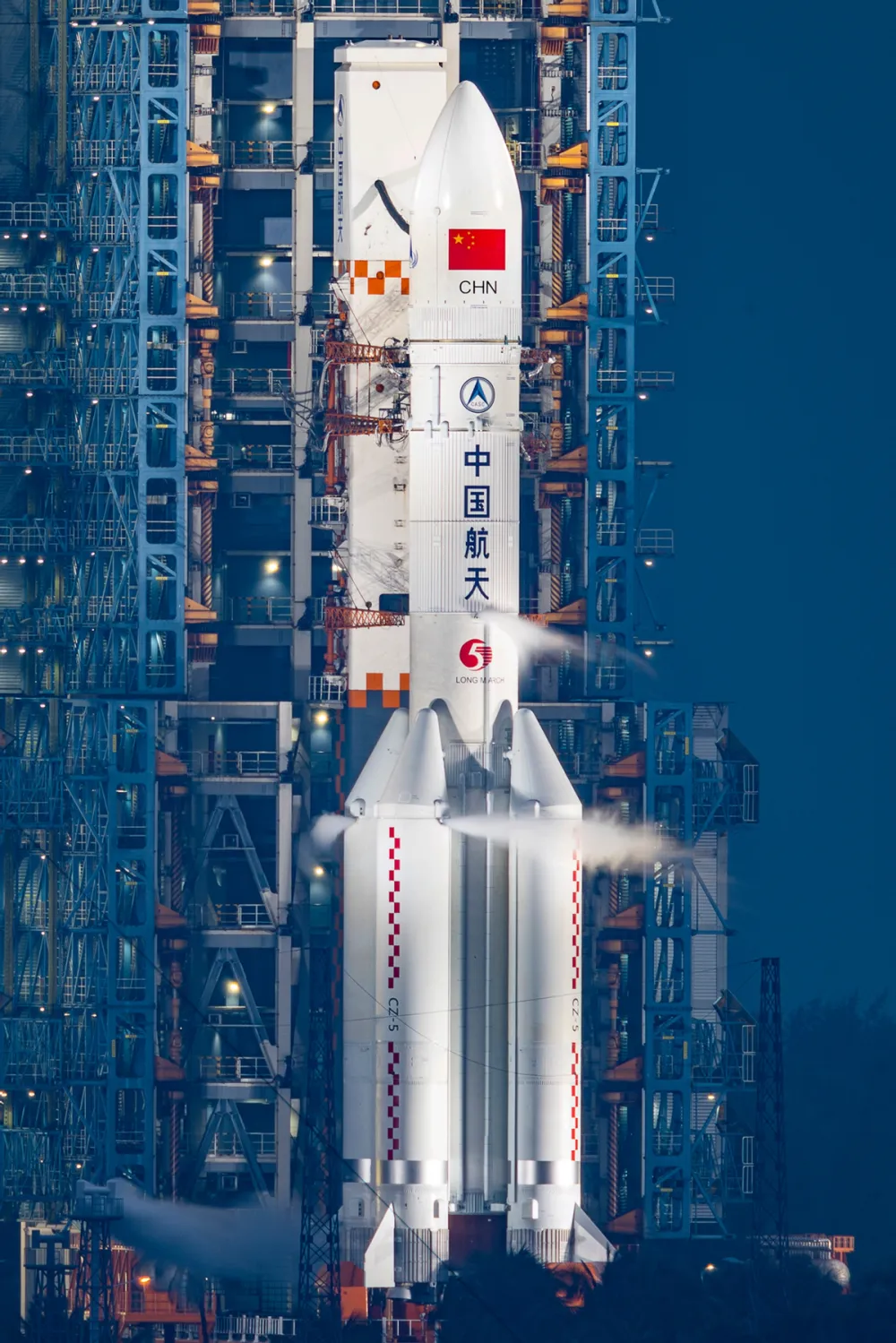 2000吨级火箭起飞瞬间,21台发动机同时点火,4年后登月时机成熟-腾讯