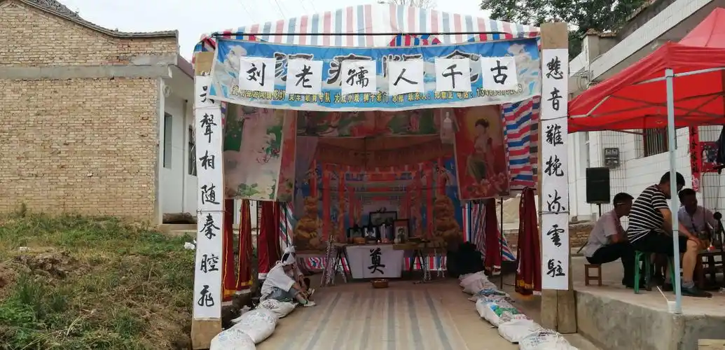 灵堂也叫灵前.这副对联是一位老先生写的,我将"野鹤飞"改成"秦腔飞".