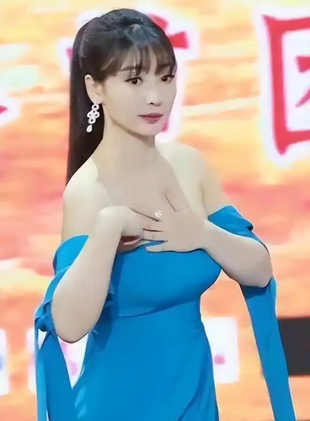 柳岩43岁为啥没人敢追?当她穿高跟鞋下蹲的那刻,网友:这谁敢追