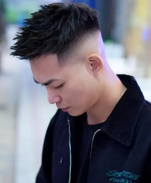 飞机头短发时尚又帅气,这么个性的短发,怎么搭配都很有范,更是很多