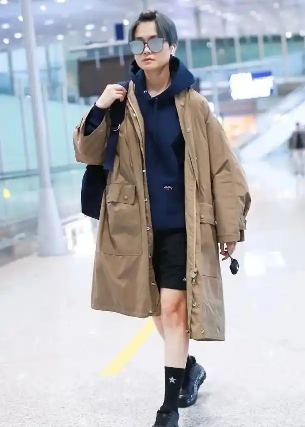 被李宇春的穿搭惊艳了红色套装太美了穿一次就感受到自己的美