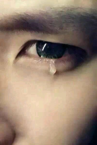 男人伤感流泪图片大全百度图片啊一搜一大把也可以