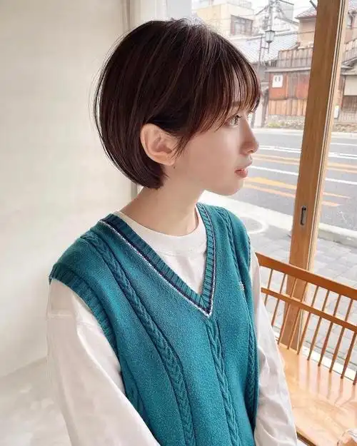 清新干练又时尚的挂耳短发(显小又时尚的挂耳短发)