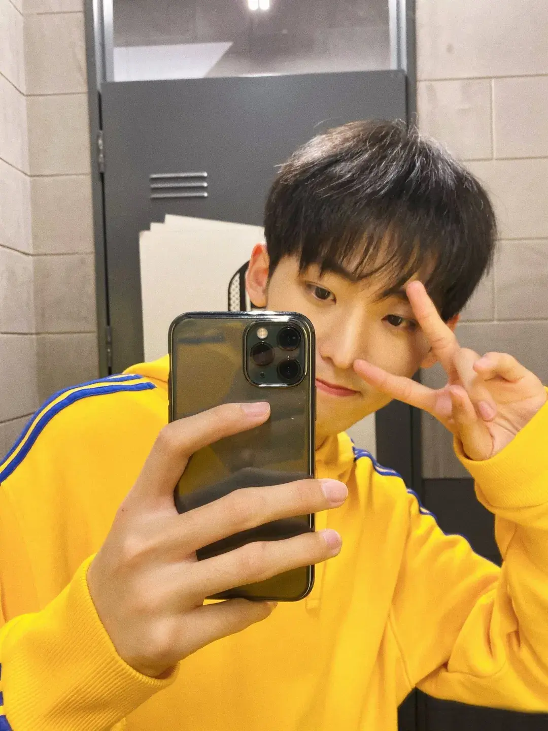 男生如何自拍才帅气?