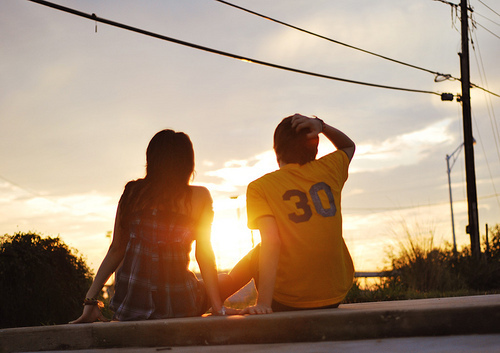 我想要几张情侣照,面朝大海和夕阳,但只看得到两个人的背面,最好是坐