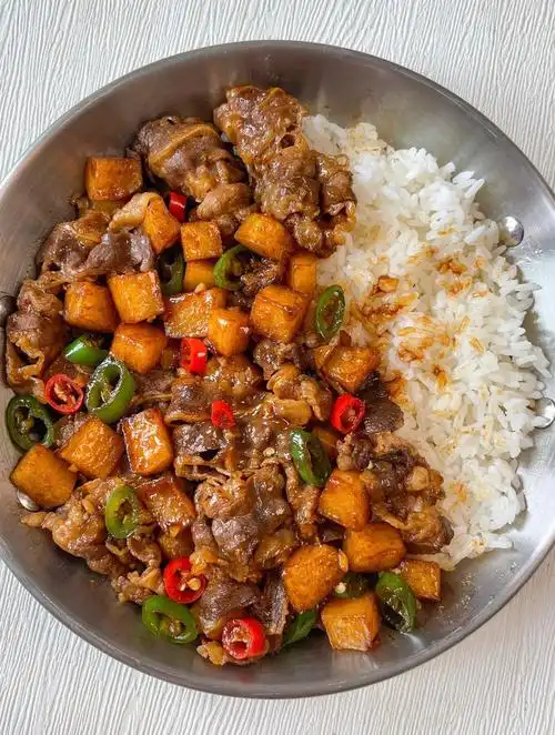 满满一盘子的香辣土豆肥牛饭都被我炫完了