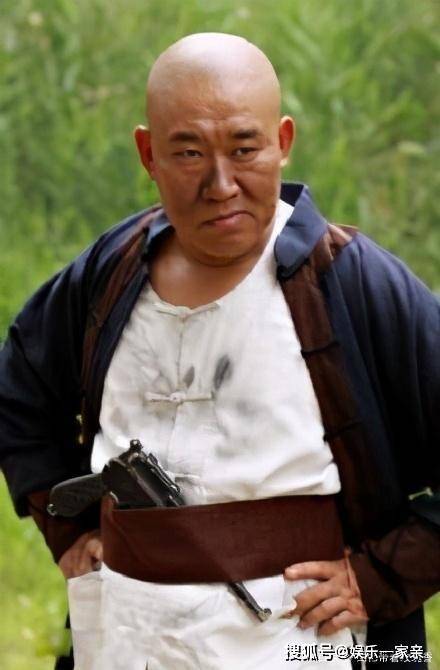 中国第一丑星,曾因长相被人轰出去,但妻女都貌美如花_杜旭东_反派_小