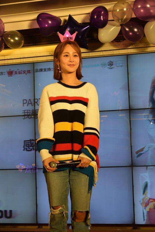 原创杨紫现身马思纯首映礼生图脸有120斤穿搭衣服普通又土气