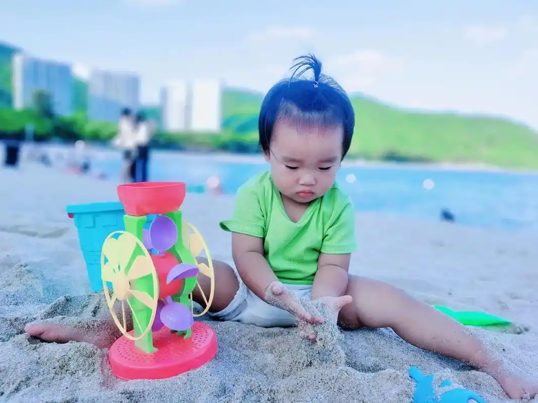 阳光沙滩海浪 #玩沙子的小姑娘 难得的周末有时间陪陪孩子# - 抖音