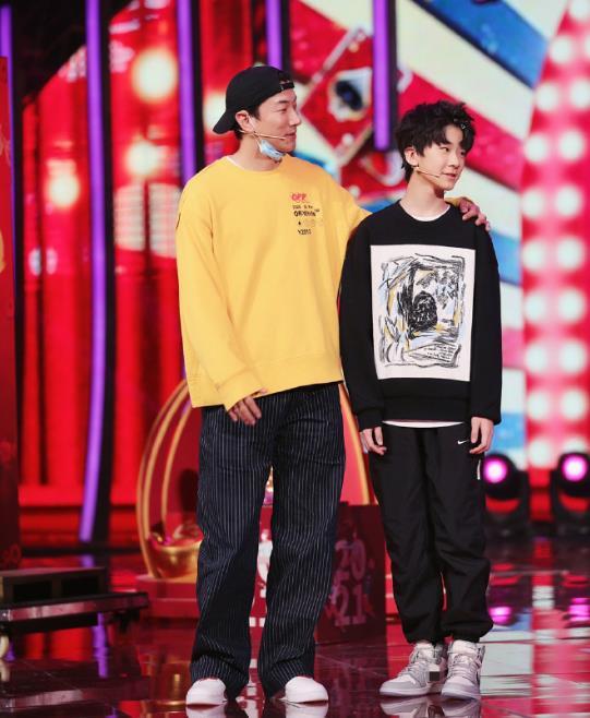 最近张亮带儿子天天参加活动,才发现13岁的天天身高快赶上187cm的张亮