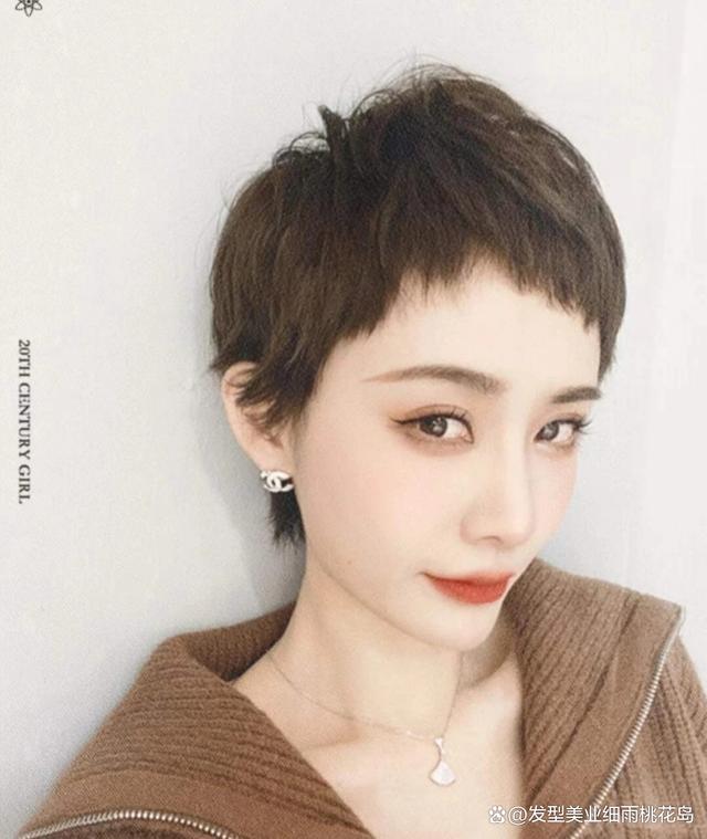 其实锯齿头是一款可以变得很时尚的发型,适合小鹅蛋脸小圆脸的女生