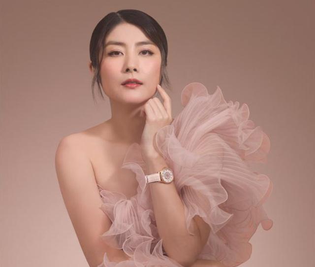 陈慧琳的事业登上巅峰,正是一首《不如跳舞》助力实现的.