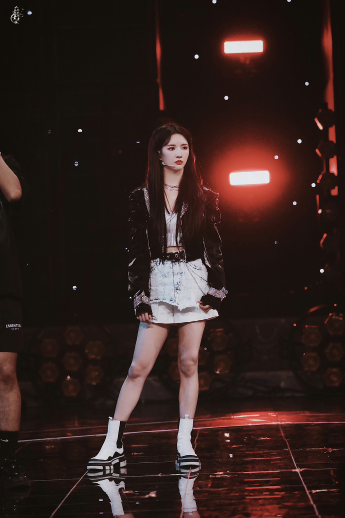 金曲青春 《燃》舞台@硬糖少女303-刘些宁