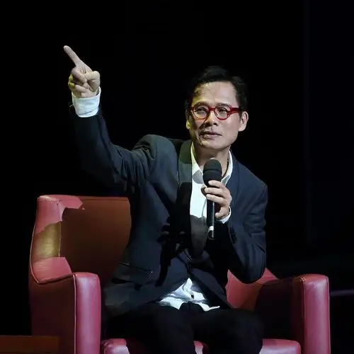 世界在被各种力量撕扯,63岁的罗大佑在做些什么