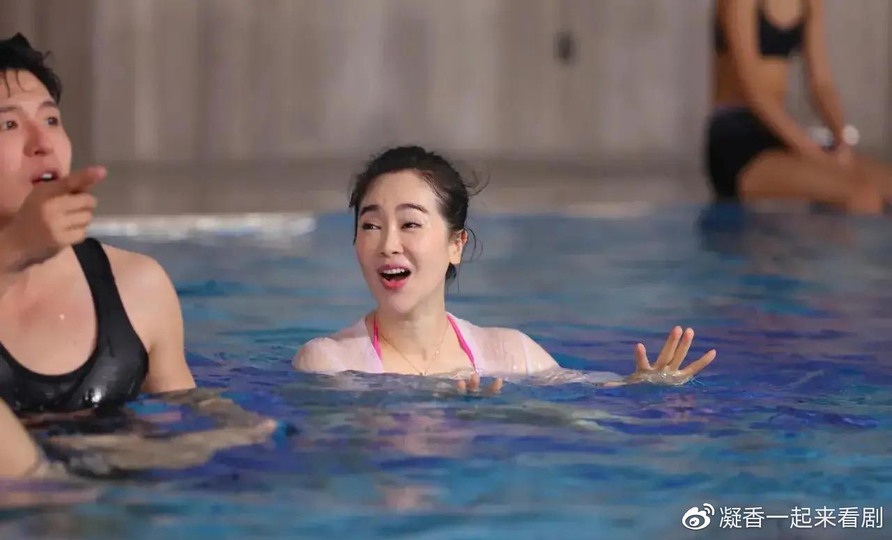 左小青身穿泳装泳池里尽显性感艳丽