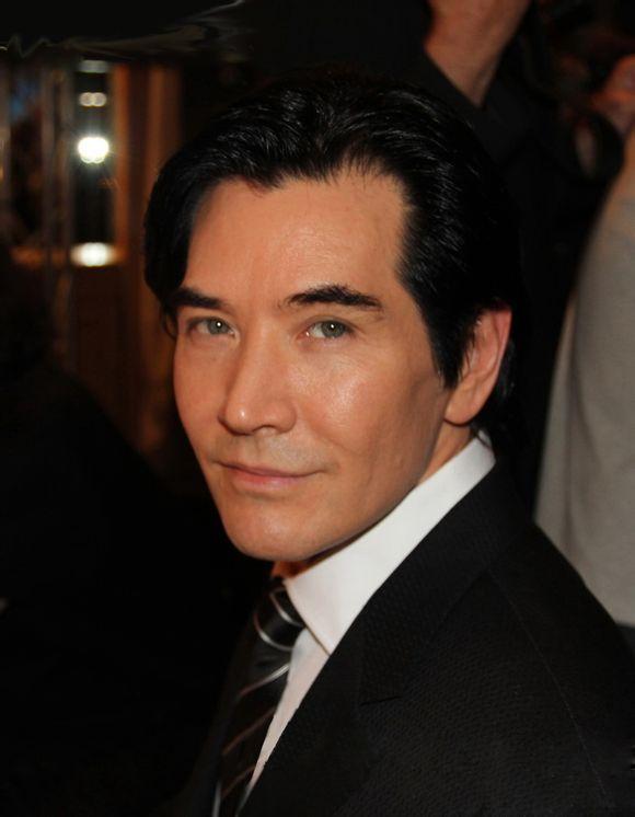 《冬天里的一把火》,歌曲的演唱者中国台湾歌手费翔,凭借帅气的外表