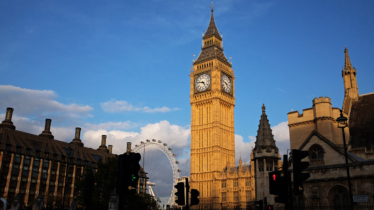 英国大本钟(big ben)坐落在英国伦敦泰晤士河畔,是联合王国国会大厦