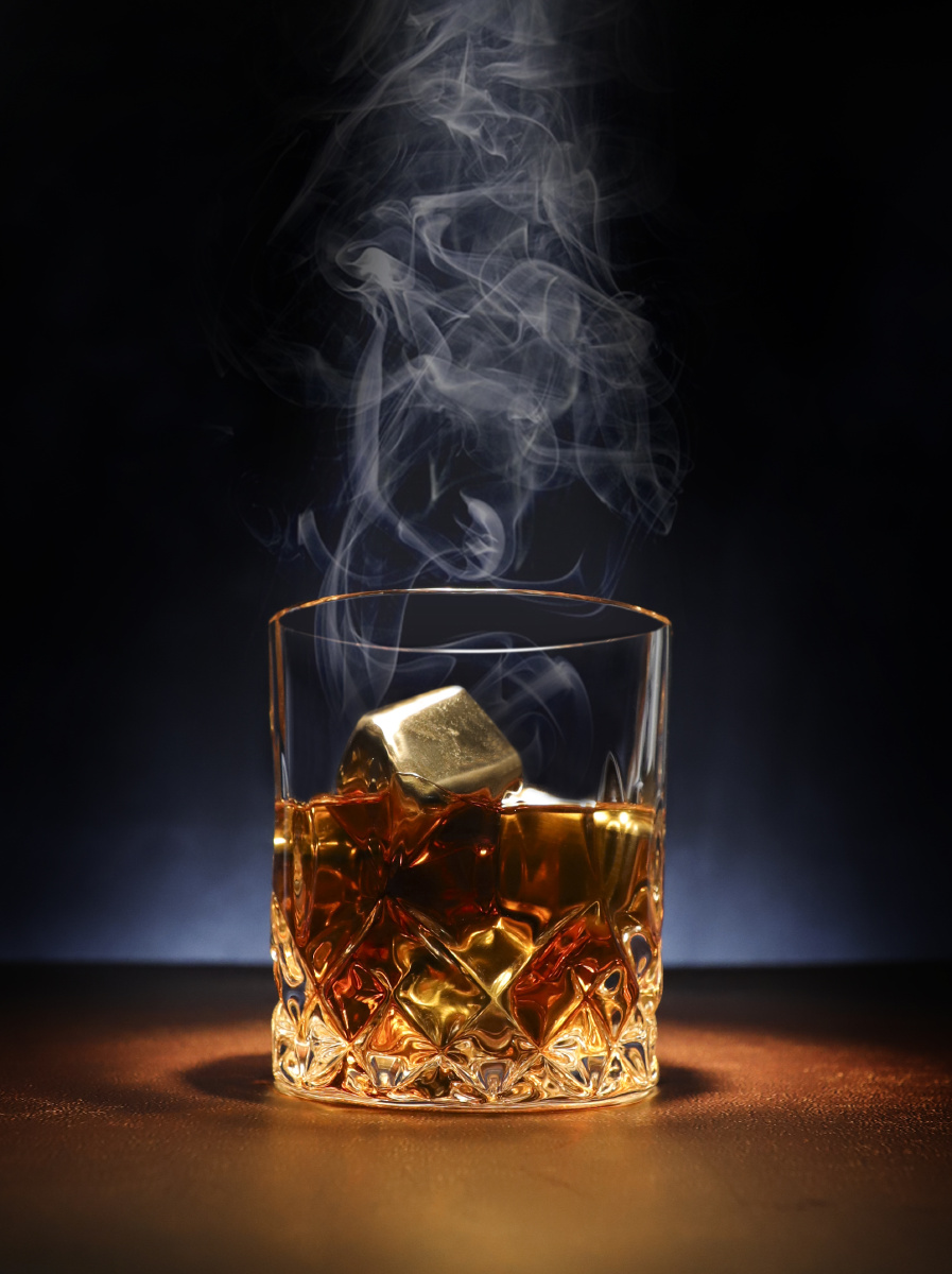 单灯下的洋酒杯