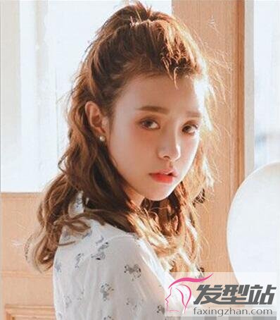 卷发怎么扎简单好看 这些扎发让女生活泼减龄_发型站_最新流行发型