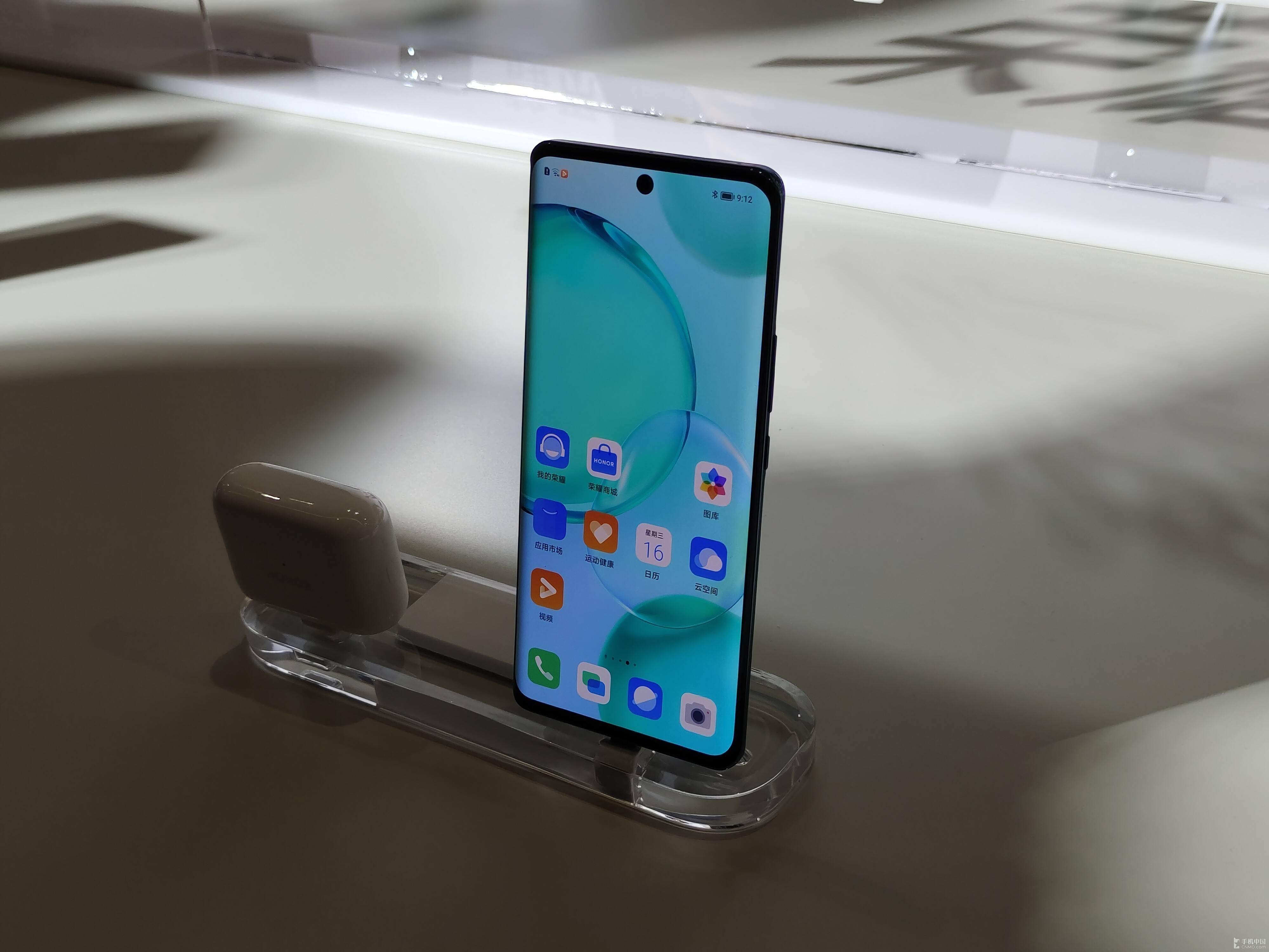 荣耀50系列现场真机上手 极致轻薄设计 这颜值太可了!_新机