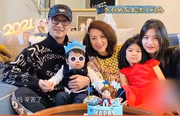 52岁汪峰接女儿放学身材臃肿头顶地中海8岁醒醒神似章子怡