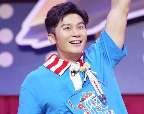 奔跑吧晒马戏团合照,李晨蔡徐坤成边缘人物,谁注意c位是谁