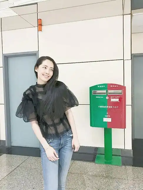 郭碧婷素颜穿遮肚衫皮肤枯黄像个路人向佐是怎么忍的