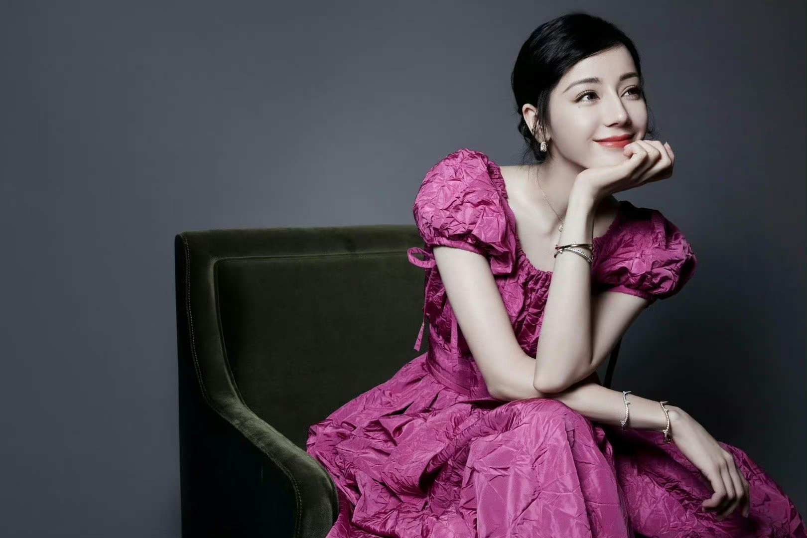 迪丽热巴# 活动图,这个侧颜绝了!