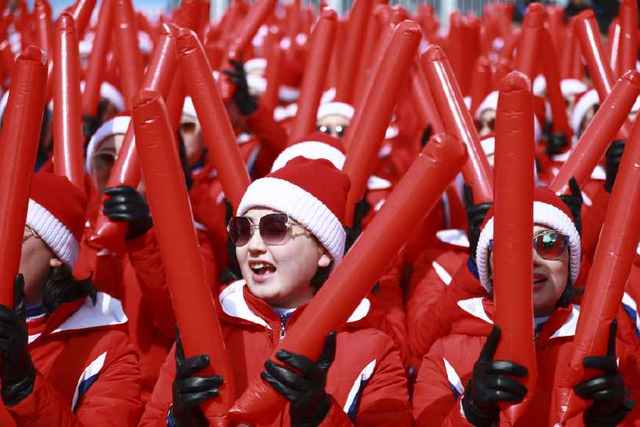 朝鲜拉拉队助阵平昌冬奥会高山滑雪男子回转比赛
