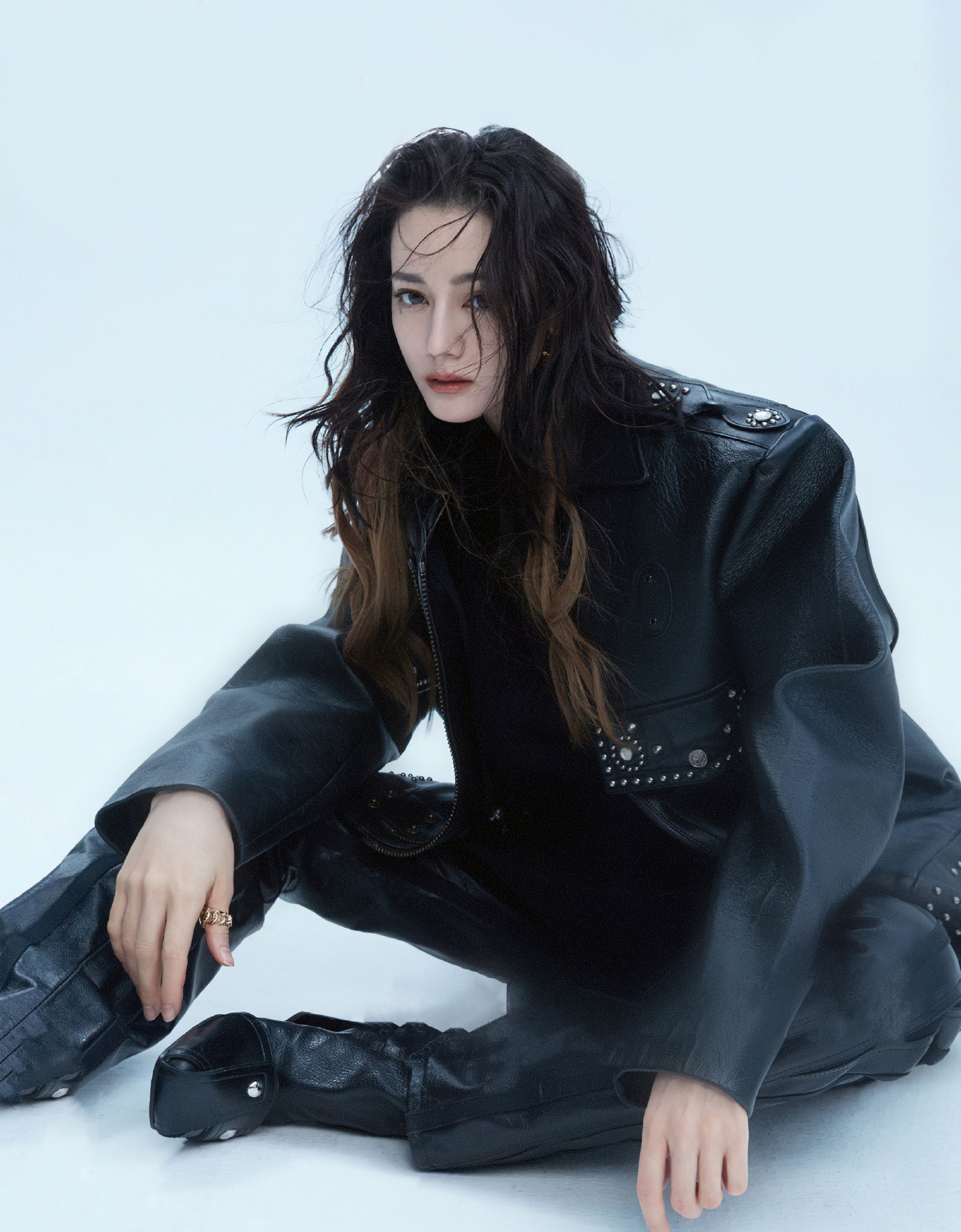 既能演绎优雅知性的卷发女神,又能演绎酷飒霸气的摩登女郎,迪丽热巴在