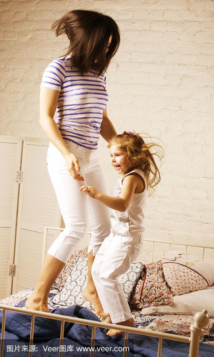年轻快乐的母亲带着女儿在家