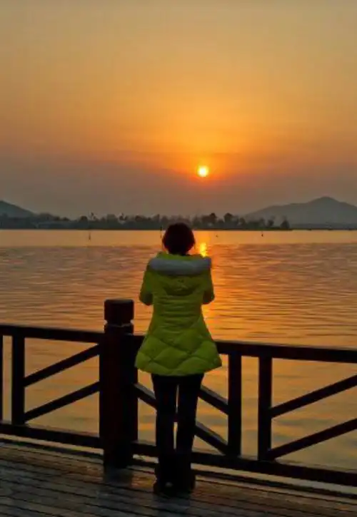 仰望苍天须有敬畏, 人人命运变化无常.