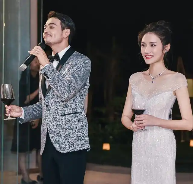 在轻松的对话中,王黎雯意外得知杨烁正面临着无处栖身的困境.