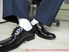 老公就爱穿休闲皮鞋配白袜子,我不理解这有什么特点呢(谁能帮我解释一