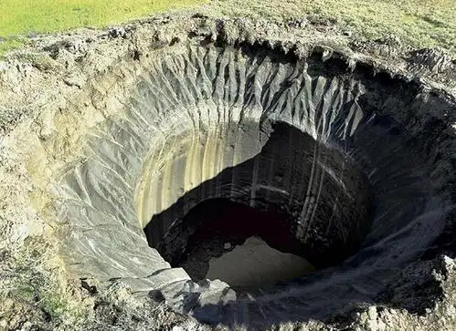 组图:俄惊现巨大神秘坑洞 真相被揭开